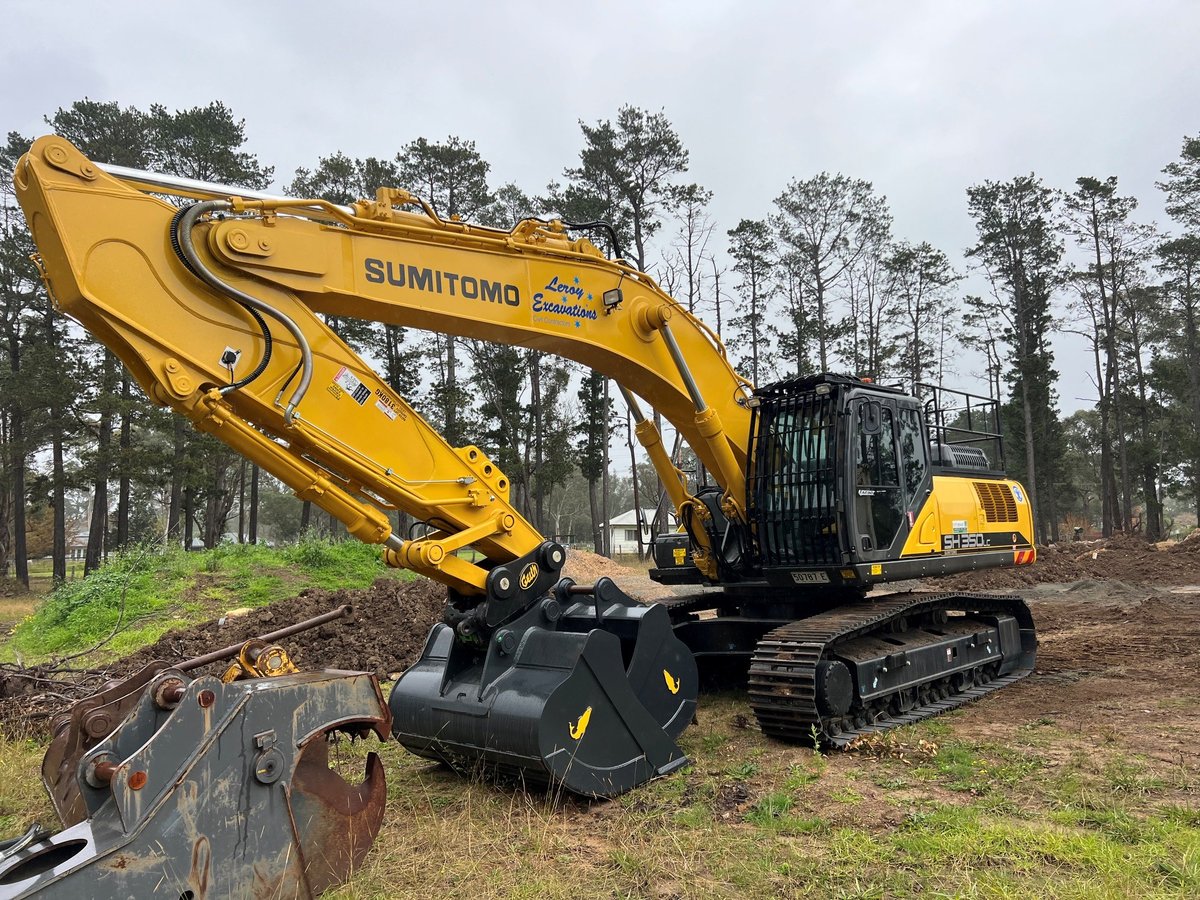 35 tonne Sumitomo excavator